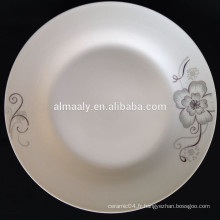 assiette plate en porcelaine blanche avec motifs personnalisés